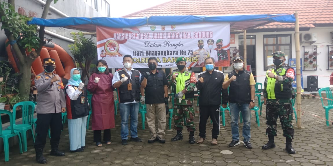 Di Momentum HUT Bhayangkara Ke-75, Ratusan Warga Terima Vaksinasi Covid-19 di Puskesmas Dayeuhkolot Kabupaten Bandung