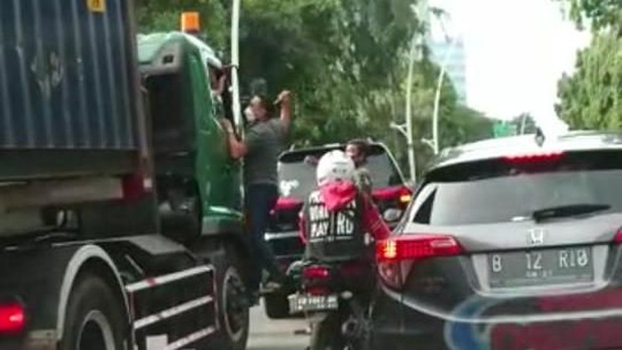 Polisi: Driver Pajero Penganiaya Sopir Truk Pelaut, Bukan TNI-Polri