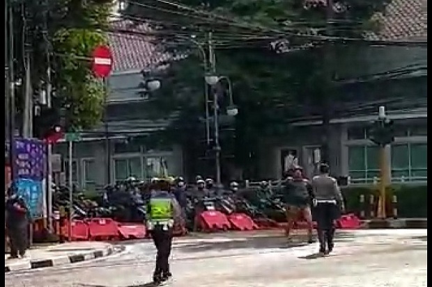 Viral di Medsos Puluhan Pemotor Terobos Sekat Jalan di Bandung, Begini Kata Polisi
