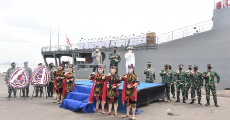 TNI AL Menyambut Kedatangan Dua Kapal Perang Jepang di Surabaya