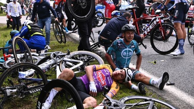 Etape Satu Tour de France Kacau Balau Karena Selfie Penonton 
