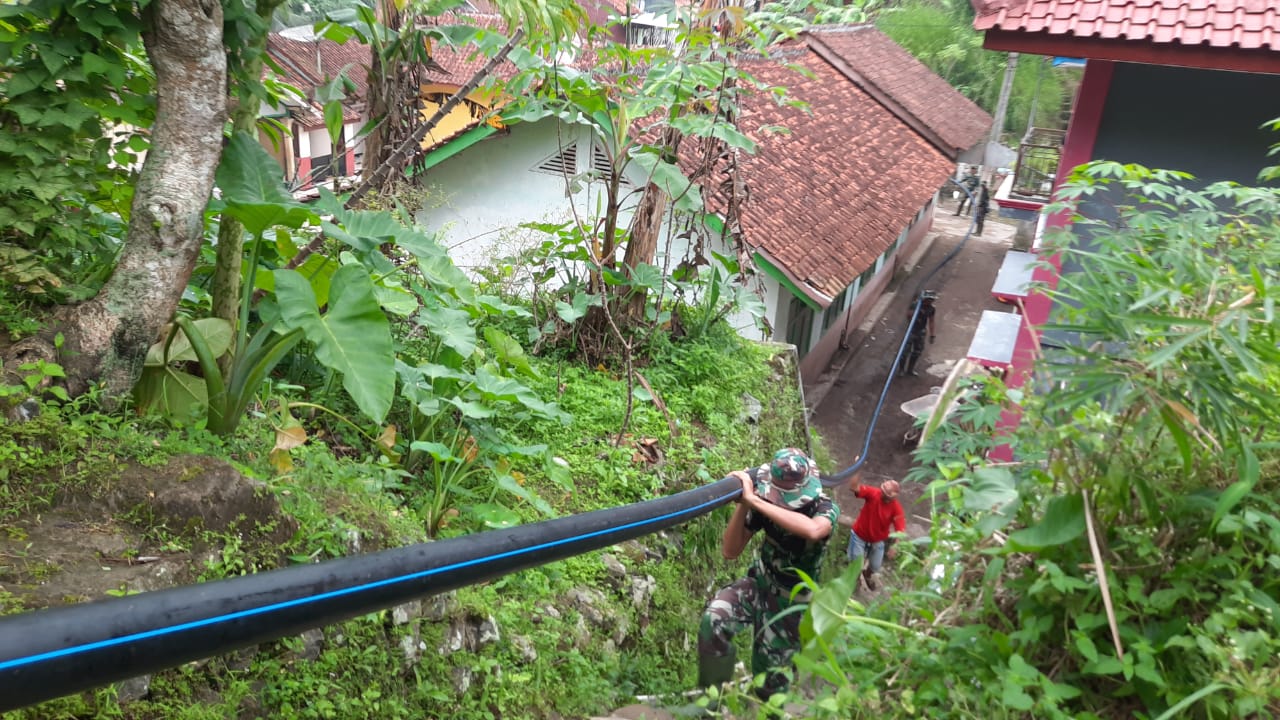 200 KK Warga Cisurian Nikmati Air Bersih Gunung Kuntrang