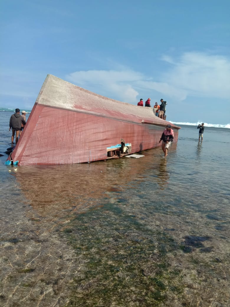 Kapal Nelayan Terbalik di Sancang, Enam Selamat, Tiga dalam Pencarian