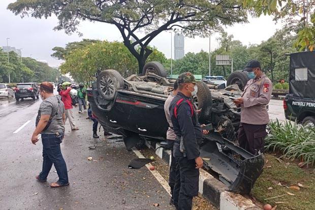 Diduga Hilang Kendali Saat Hujan Deras, Mobil Fortuner Terguling di Jalan Benyamin Suaeb Jakarta Timur