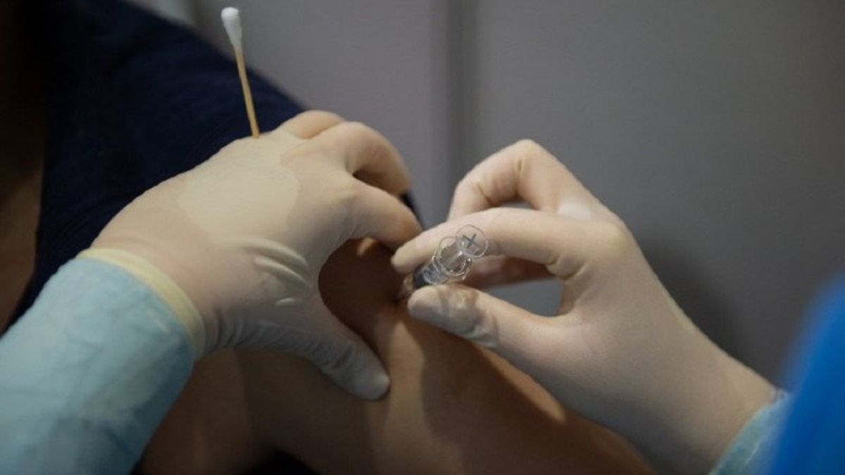 PARAH ! Dokter dan Perawat ini Suntikan Vaksin Palsu ke 800 Orang 