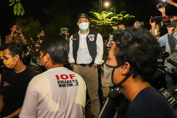 Ratusan Pelanggar PPKM Darurat di Surabaya Langsung Dihukum Keliling ke Makam COVID-19