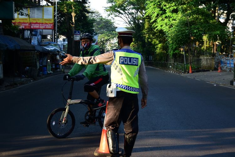 Hari Kedua PPKM Darurat, Polisi Putar Balik Pesepeda di Kota Bandung 