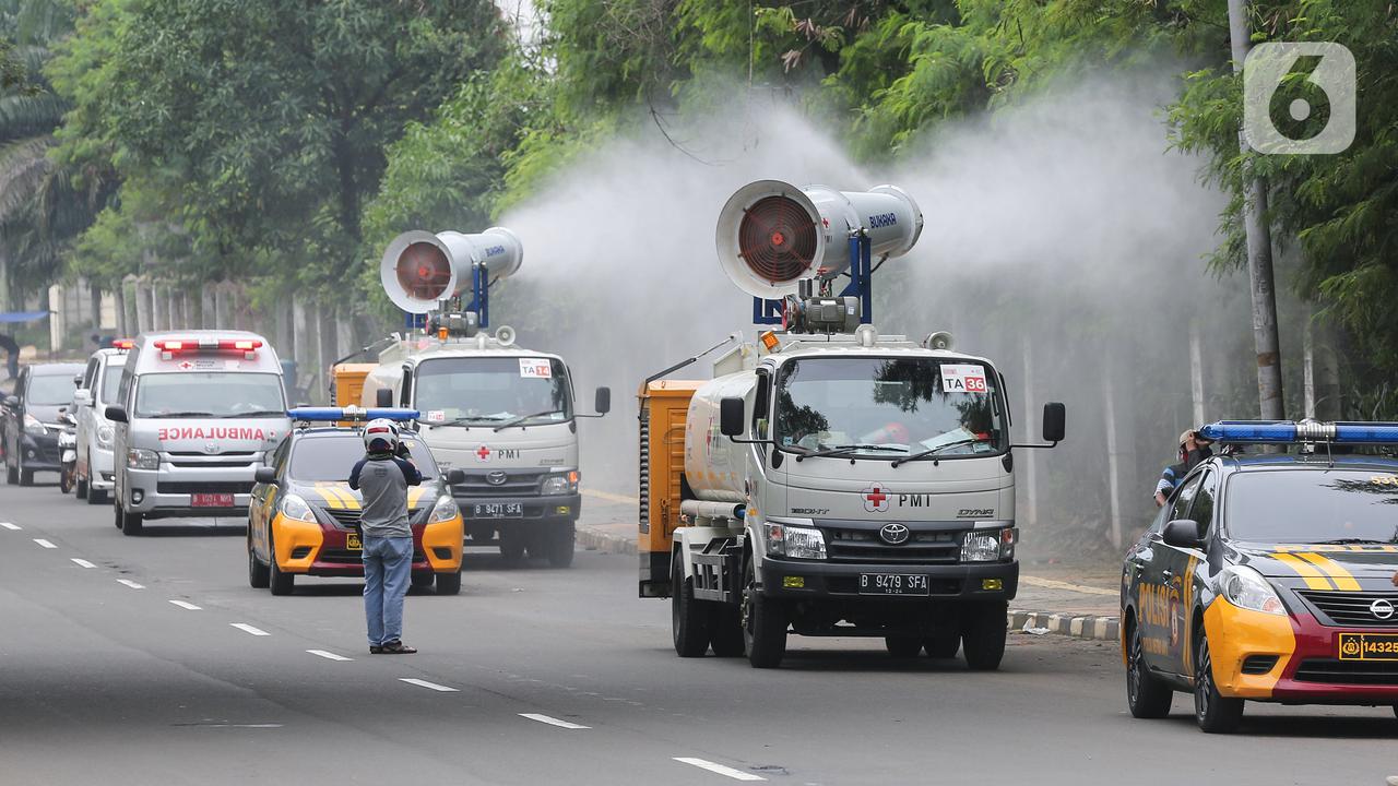 Hari Pertama PPKM Darurat, Jalan Protokol di Kota Tangerang Disemprot Disinfektan