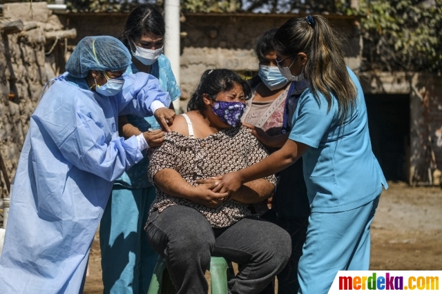 Perjuangan Tim Medis Lakukan Vaksinasi Covid-19 di Pedalaman Peru