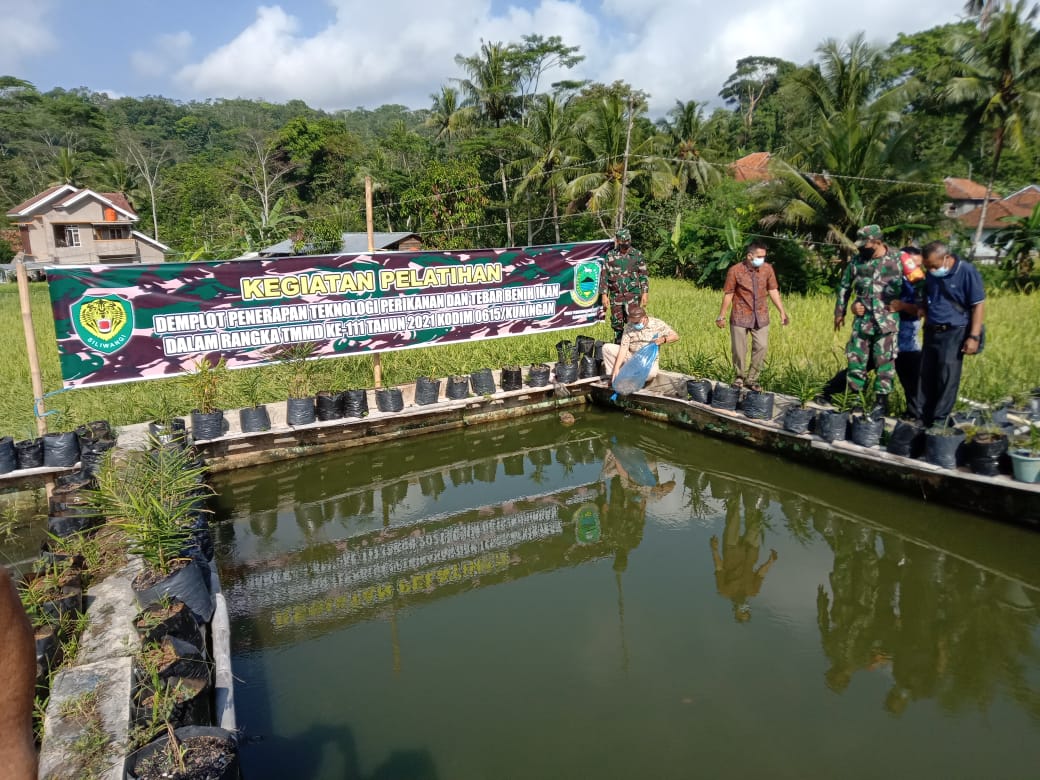 TNI Dan Disnakan Tebar 15.000 Ikan Nila Merah
