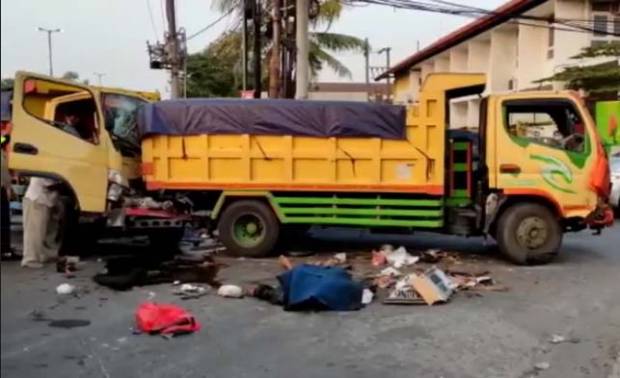 Kecelakaan Beruntun Dua Dump Truk di Jalan Raya Gedangan Sidoarjo, Pengendara Motor Tewas Mengenaskan