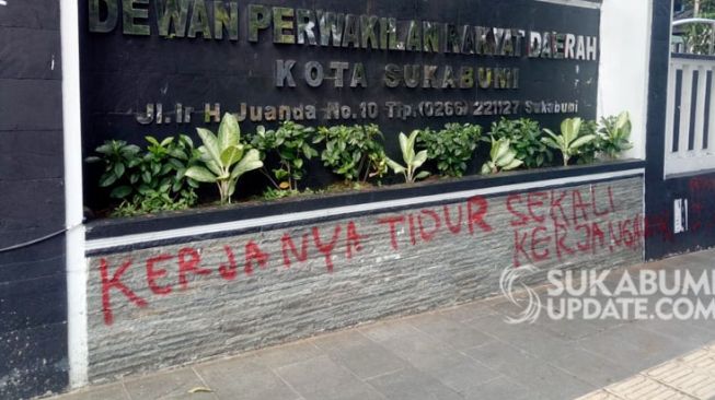VIRAL ! Aksi Vandalisme di Gedung DPRD Sukabumi 'Kerjanya Tidur Sekali Kerja Ngawur'