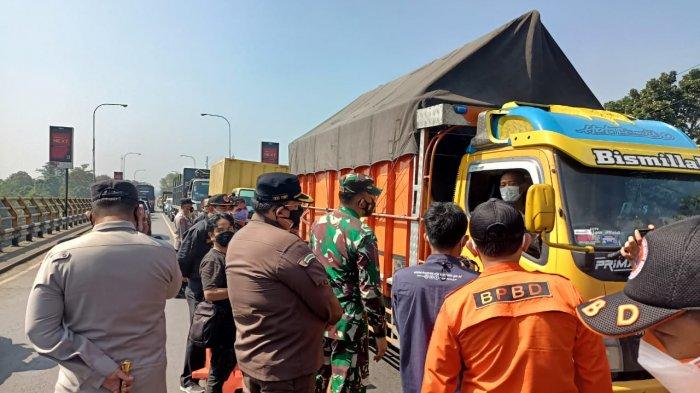PPKM Darurat di Cianjur, Pedagang Pasar Muka Masih Jualan, Petugas Halau Kendaraan dari Bandung 