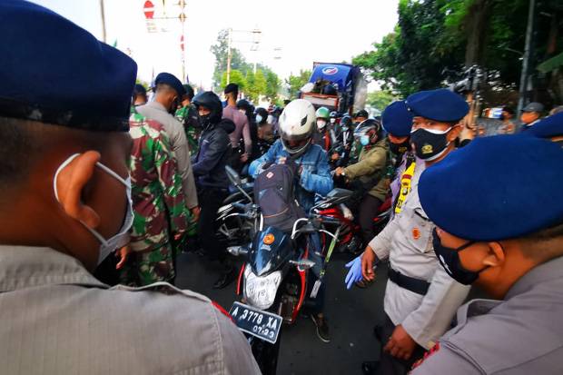 Hari Ke-4 PPKM Darurat di Pos Penyekatan Kalideres Jakbar, 'Agak Lengang' Ujar Polisi