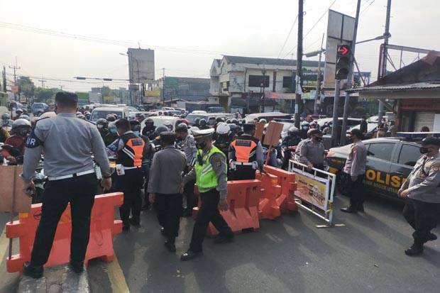 Penyekatan PPKM Darurat di Jalan Raya Bogor-Jakarta, Antrean Kendaraan Mengular