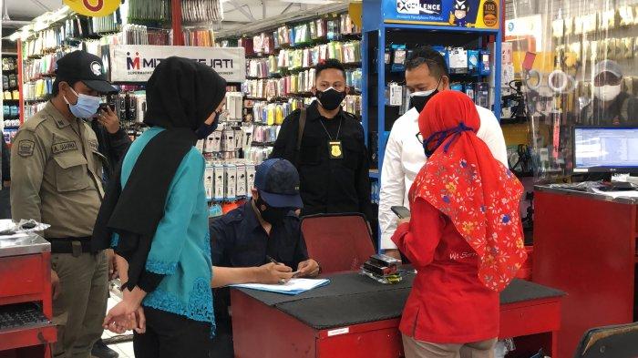 Toko Aksesori Ponsel dan Busana di Bandung Ditutup Paksa Petugas Gabungan selama PPKM Darurat