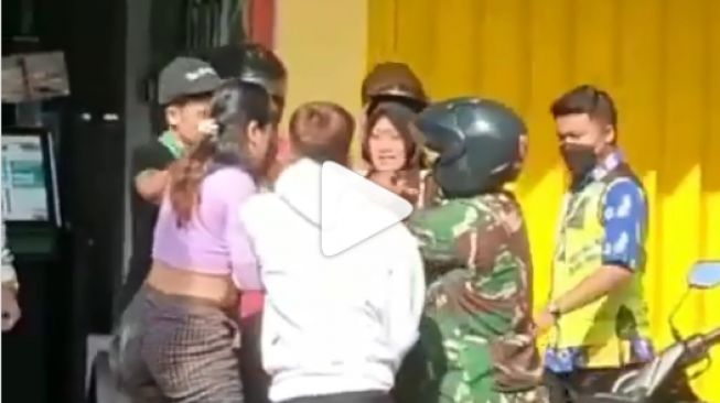 Viral Dua Cewek di Kota Kediri Berkelahi Rebutan Lelaki, TNI Sampai Ikut Melerai