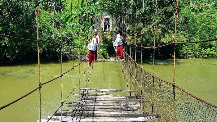 Kades Anggarkan Rp 11 Juta Perbaiki Jembatan Gantung Rusak di Mamasa