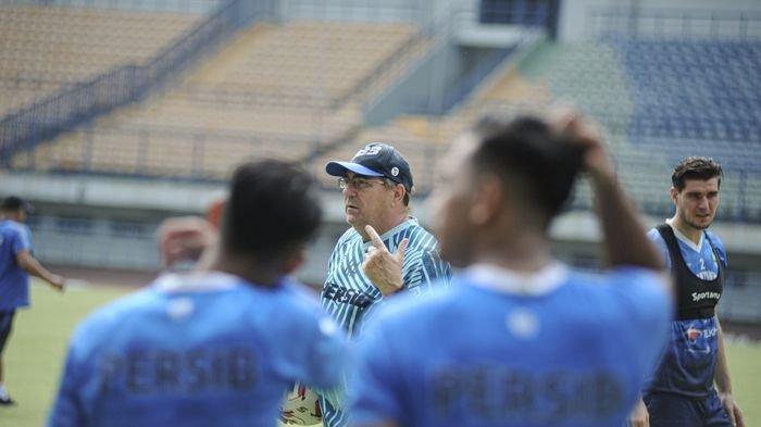 Pelatih Persib Bandung Tak Sabar untuk Mengakhiri Program Latihan Mandiri 