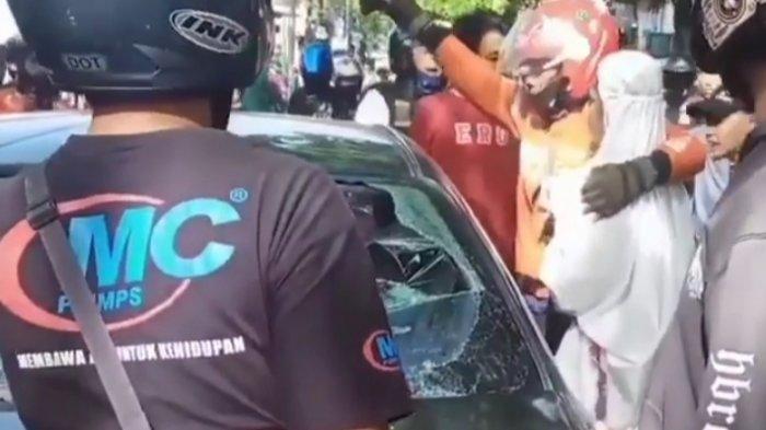 TABRAK LARI ! Pengendara Mobil Sedan Hitam di Bandung Tabrak Lalu Kabur Sambil Seret Sepeda Motornya 
