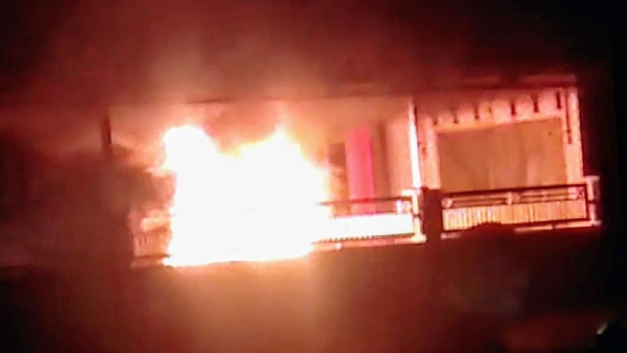 Mobil Seorang Kades Bondowoso Terbakar Saat Diparkir di Balai Desa