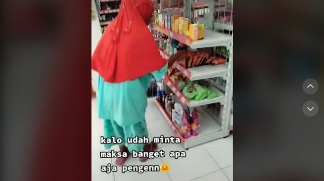 Viral Aksi 'Nenek Gocap' Suka Ambil Mi Instan dan Palak Uang di Minimarket 