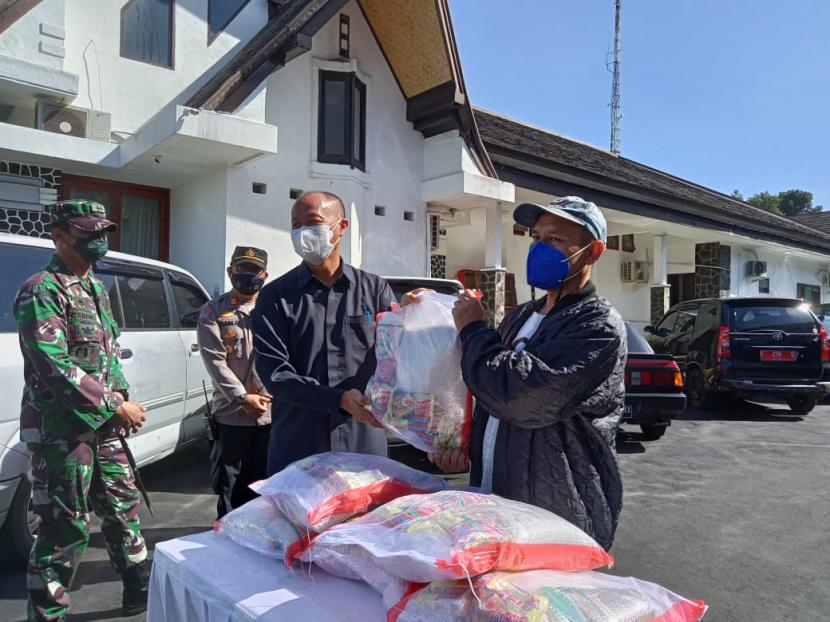 Ratusan Paket Sembako Disebar ke Pedagang Terdampak PPKM Darurat