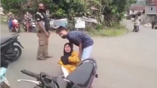 VIRAL VIDEO ! Terkena Razia Prokes, Perempuan Ini Malah Menangis Histeris Sampai Meronta-ronta di Jalan 