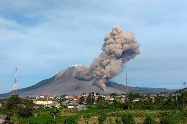 Gunung Sinabung Alami 2 Kali Erupsi dalam 9 Menit Pagi Ini