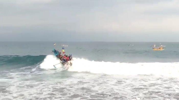 Perahu Ditumpangi 20 Pemancing di Laut Sukabumi Dihantam Gelombang Tinggi 