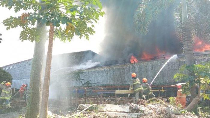 Kondisi Terkini Kebakaran Pabrik Sepeda di Bacip Bandung, Petugas dan Warga Terpaksa Jebol Dinding