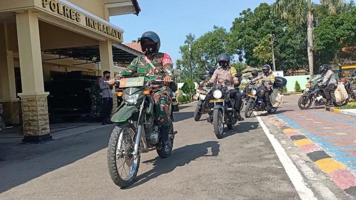 Anggota TNI & Polisi Bermotor Mulai Bawa Bantuan Beras ke Warga Terdampak PPKM Darurat di Indramayu   