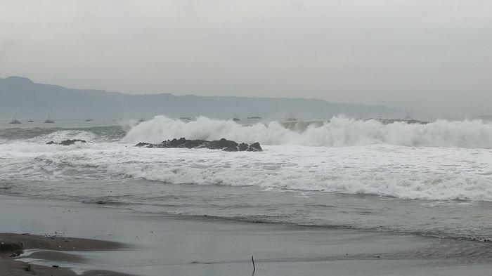 Gelombang 6 Meter Terjang Pantai di SukabumiTermasuk Palabuhanratu, Perahu Terbalik Digulung Ombak 