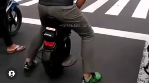 Viral Video Pemotor Roda Satu 'Zig-zag' di Jalanan Magelang | Teras Jabar