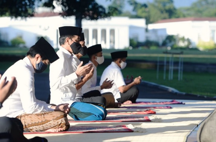 Jokowi Sholat Idul Adha di Halaman Istana Bogor Tulis Paspamres Jadi Muadzinnya, Netizen : Sejak Kapan Sholat Idul Adha Ada Muazin  