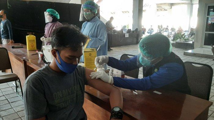 Stok Vaksin di Indramayu Menipis, Animo Masyarakat untuk Divaksin Sangat Tinggi  
