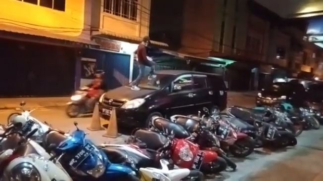 Viral Pria Injak Kap Mobil dan Robohkan Belasan Motor di Karimun