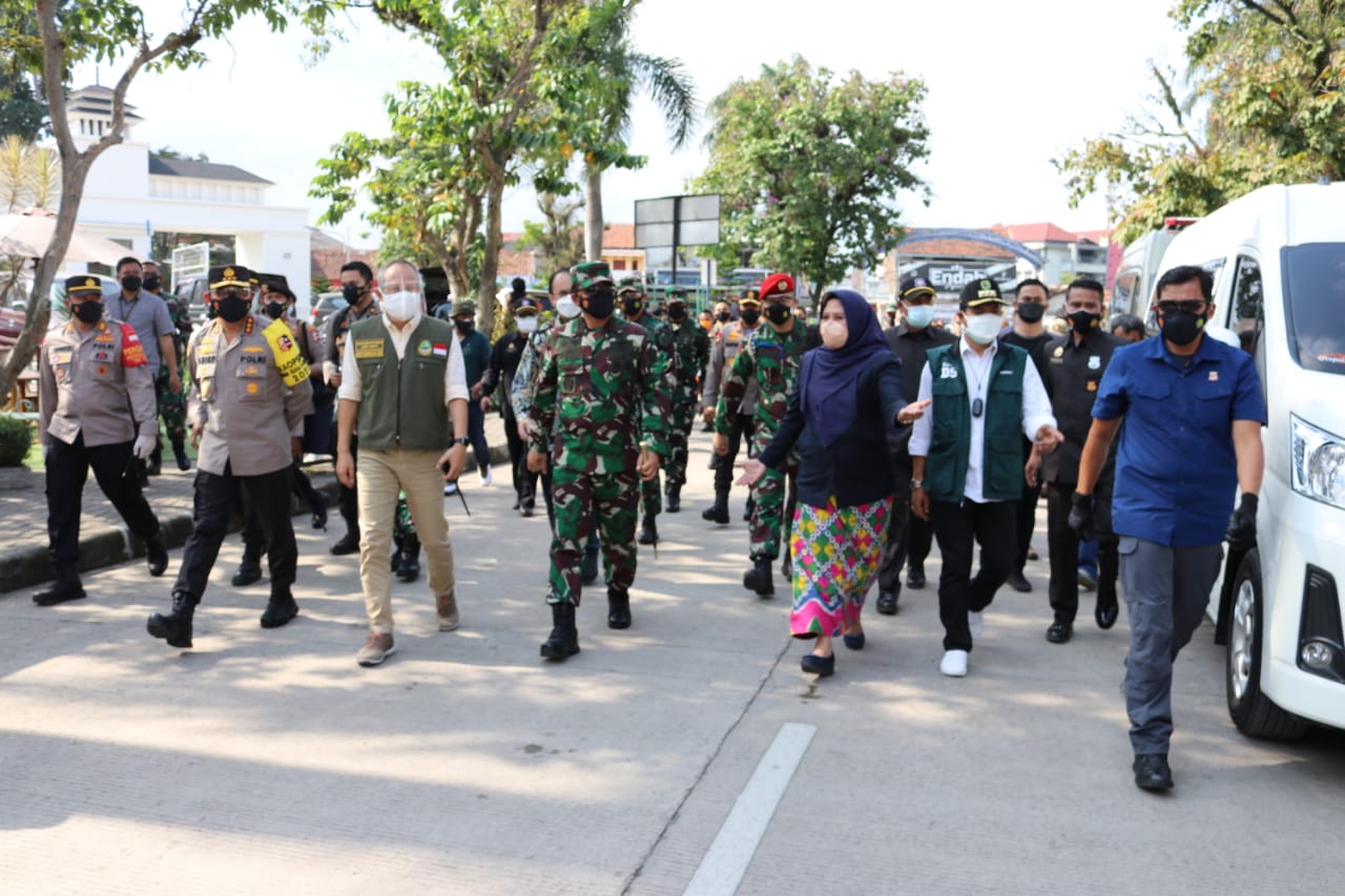 Danrem 062/Tn Mendampingi Kunker Panglima TNI bersama Kapolri ke Isoter Kodim 0624/Kab. Bandung