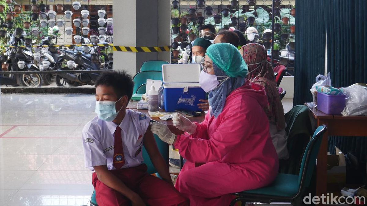 1.200 Siswa SD-SMP di Cimahi Jalani Vaksinasi COVID-19