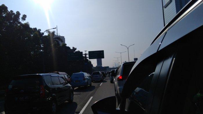Hari Terakhir PPKM Level 4, Jalan Tol arah Jakarta Padat Merayap  