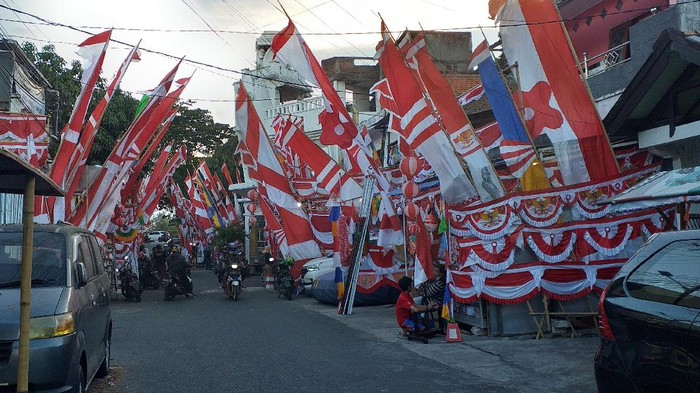 Perpanjangan PPKM Tak Pengaruhi Penjualan Pernak-pernik Agustusan di Surabaya