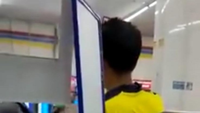 VIRAL VIDEO ! Pria Ngamuk-ngamuk di Minimarket Minta Uang 10 Juta !