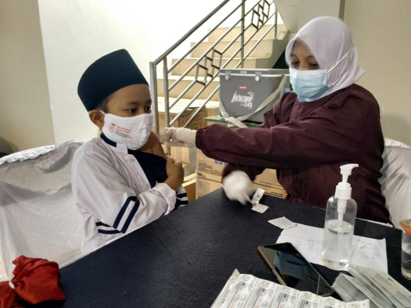 PT PP Salurkan Bantuan 30 Vaccine Carrier kepada Polda Jabar
