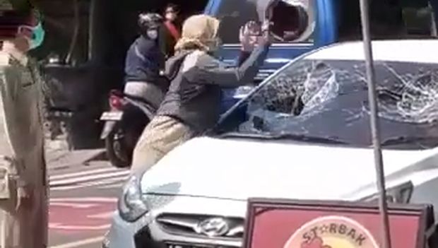 TERNYATA Ini Alasan ASN Perempuan di Ngawi Ngamuk Pecahkan Kaca Mobil dengan Helm 