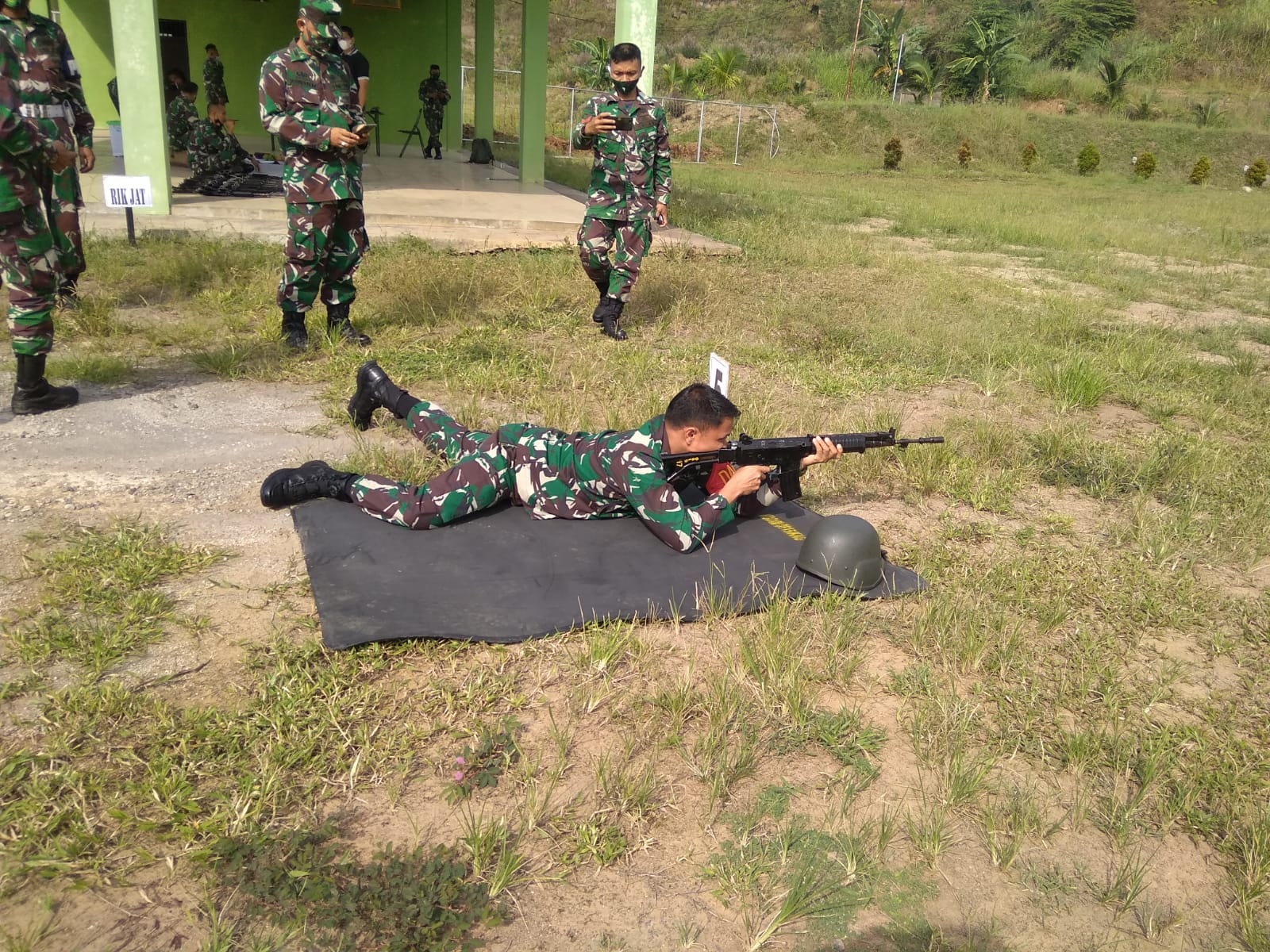 Kodim 0615 Latihan Menembak Di Lapang Macan Tamiang