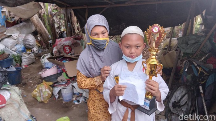 Pengorbanan Tak Sia-sia Ibu Kayuh Sepeda 27 Km Demi Anak Juara Karate