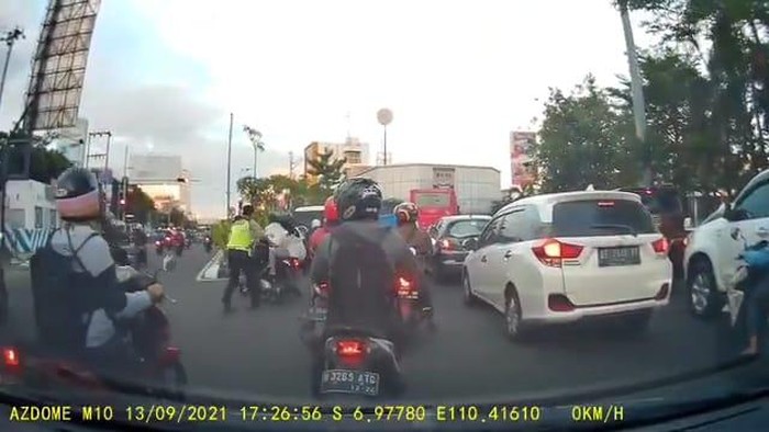 Viral! Pemotor Terjatuh Saat Dihentikan Paksa Polisi di Semarang