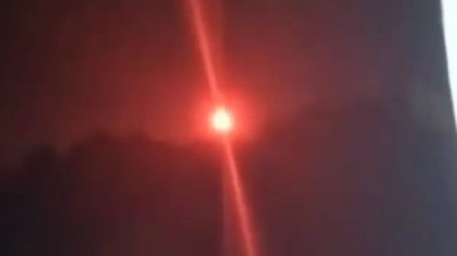 HEBOH VIDEO ! Detik-detik Bola Api Turun dari Langit, Warga Teriak Histeris: Allahu Akbar!