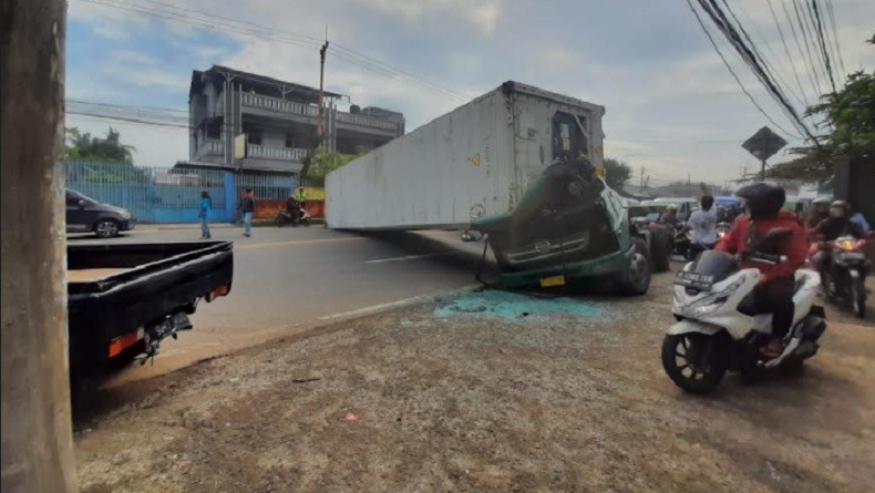 Muatan Terlepas, Truk Pengangkut Peti Kemas Terguling di Tangerang 