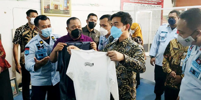 Blusukan ke Rutan Solo, Wali Kota Gibran Puji Produksi Garmen Warga Binaan